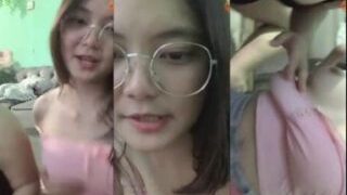 Duo Gadis Saling Pamer Uting Pentil Susu Menggoda Juga